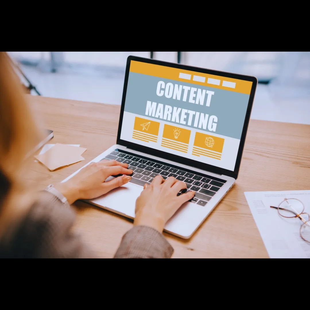 Detailed mind map visualizing a content marketing strategy connecting audience personas, topics, and distribution channels.