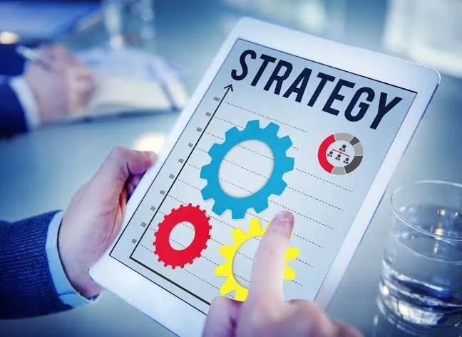 Strategic diagram outlining social media goals, target audiences, platform choices, and key performance indicators (KPIs).